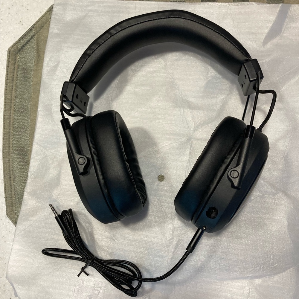 WIreless gaming headset; bluetooth with noise cancelling microphone PS4/PS5